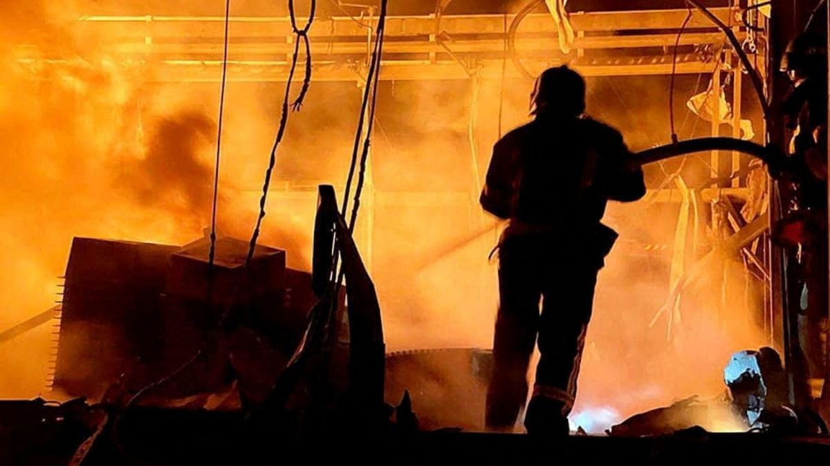 V ruském Kyzylu hoří skladiště, téměř tři tisíce metrů čtverečních